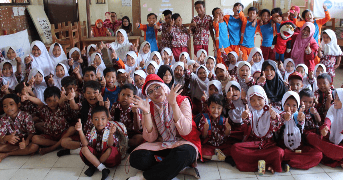 Bunda Dewi bersama anak-anak korban tsunami Banten