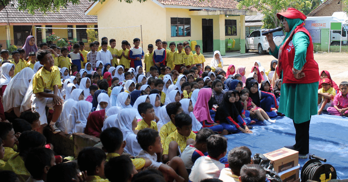 Bunda Dewi bersama anak-anak korban tsunami Banten