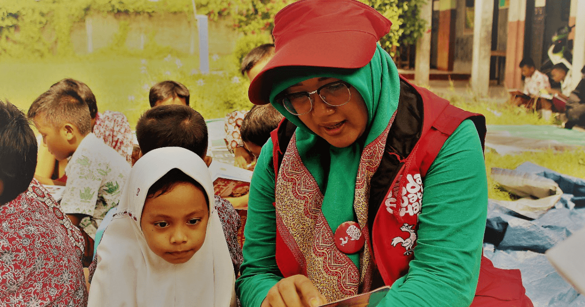 Bunda Dewi bersama dengan anak-anak korban tsunami Banten