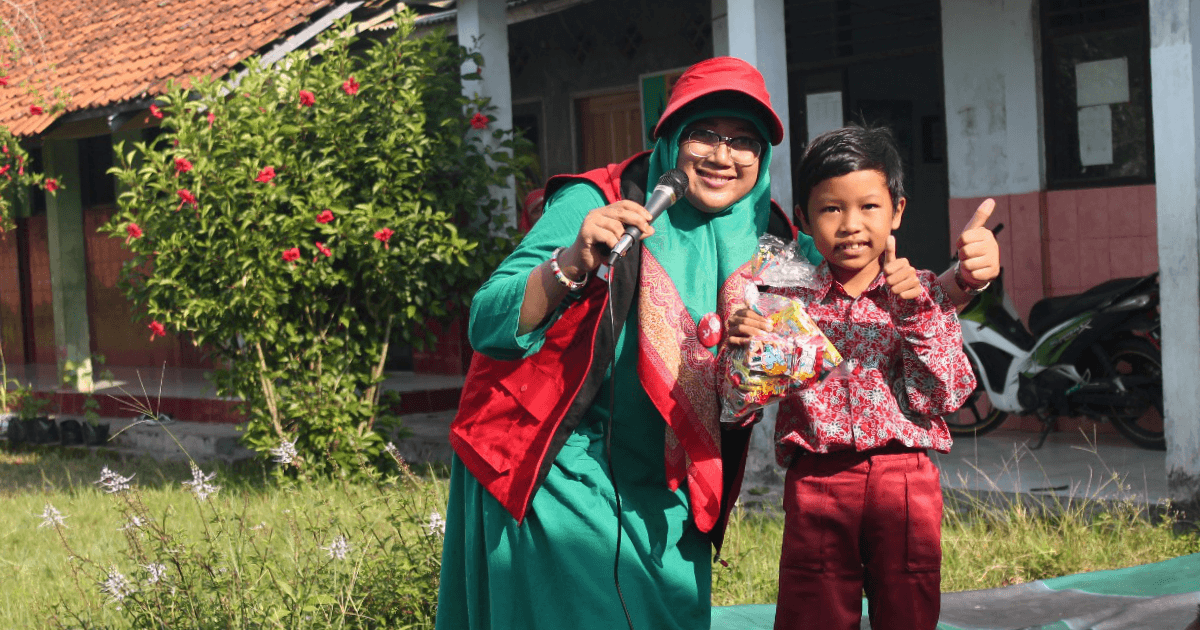 Bunda Dewi bersama anak-anak korban tsunami Banten