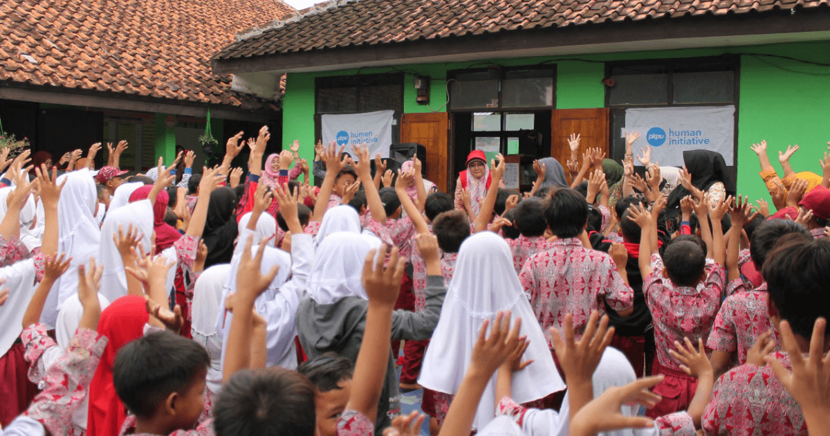 Bunda Dewi bersama anak-anak korban tsunami Banten