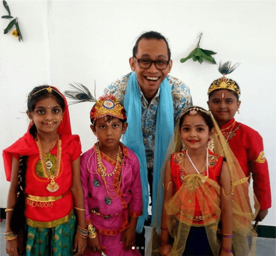 Gambar : Kak Aio bersama anak-anak di Festival Dongeng di India