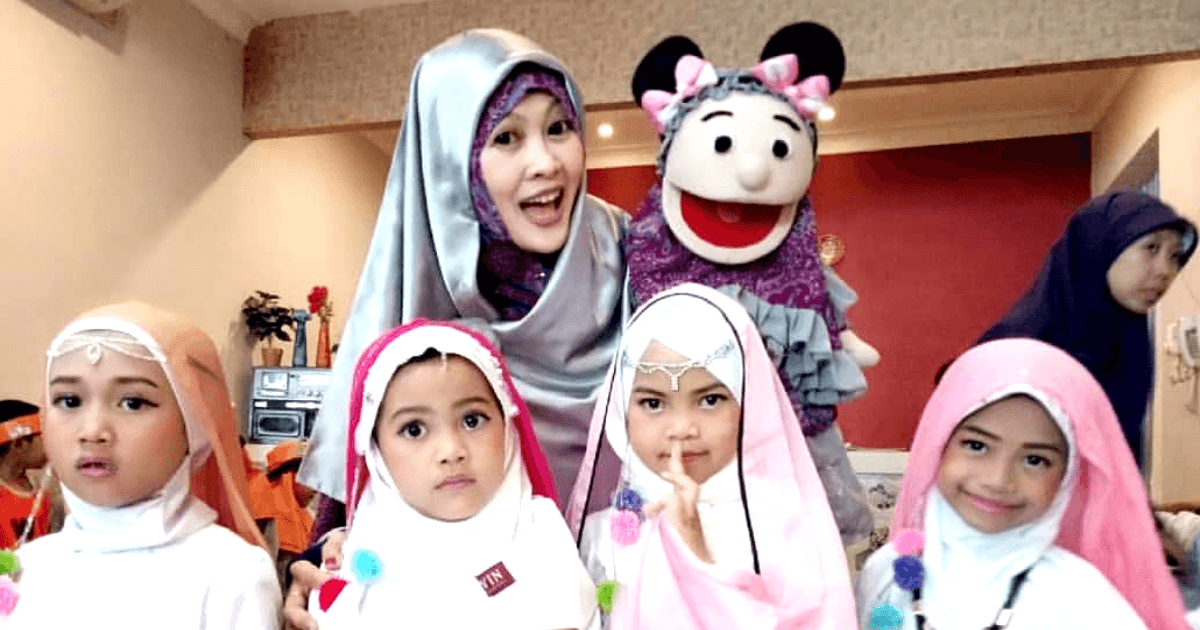 Foto : Kak Puput bersama anak-anak