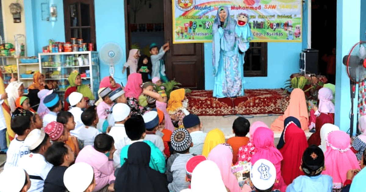 Foto : Kak Puput mendongeng untuk anak-anak