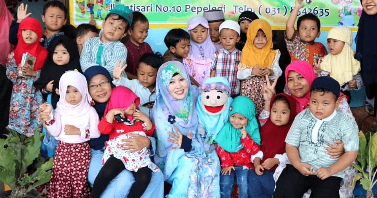 Foto : Kak Puput mendongeng untuk anak-anak