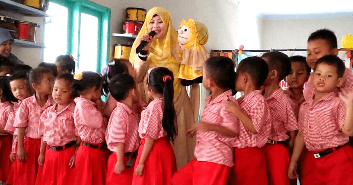 Foto : Kak Puput mendongeng untuk anak-anak