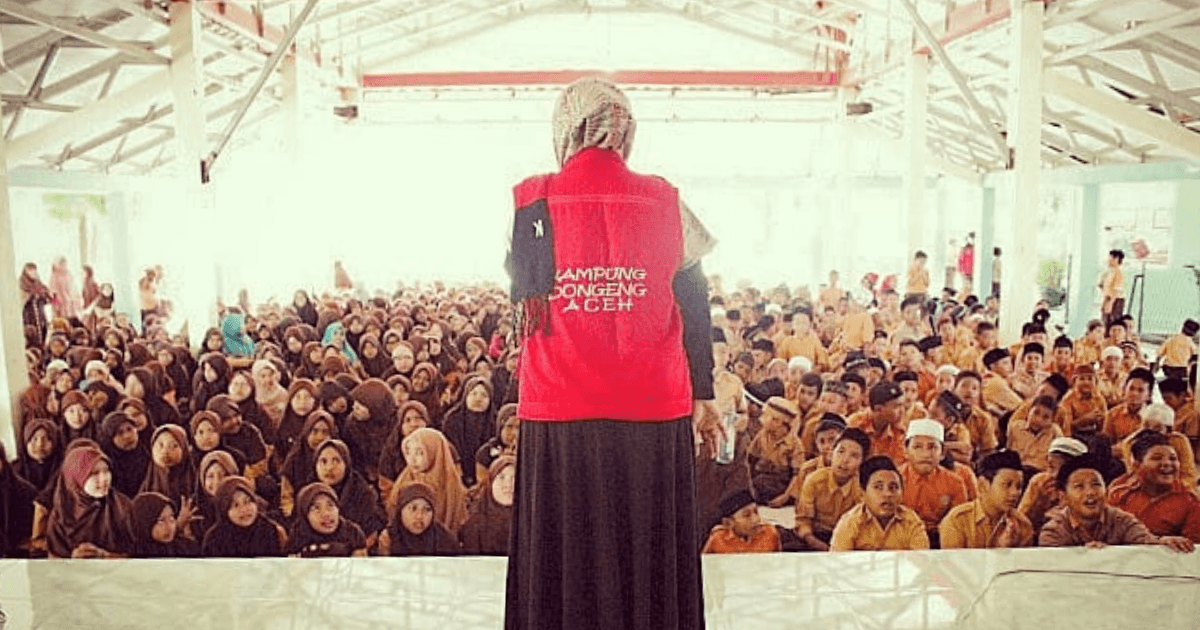 Gambar : Bunda Dayah saat mendongeng