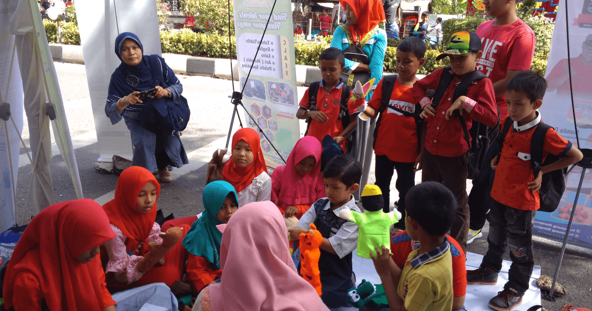 Gambar : Bunda Dayah bersama anak-anak