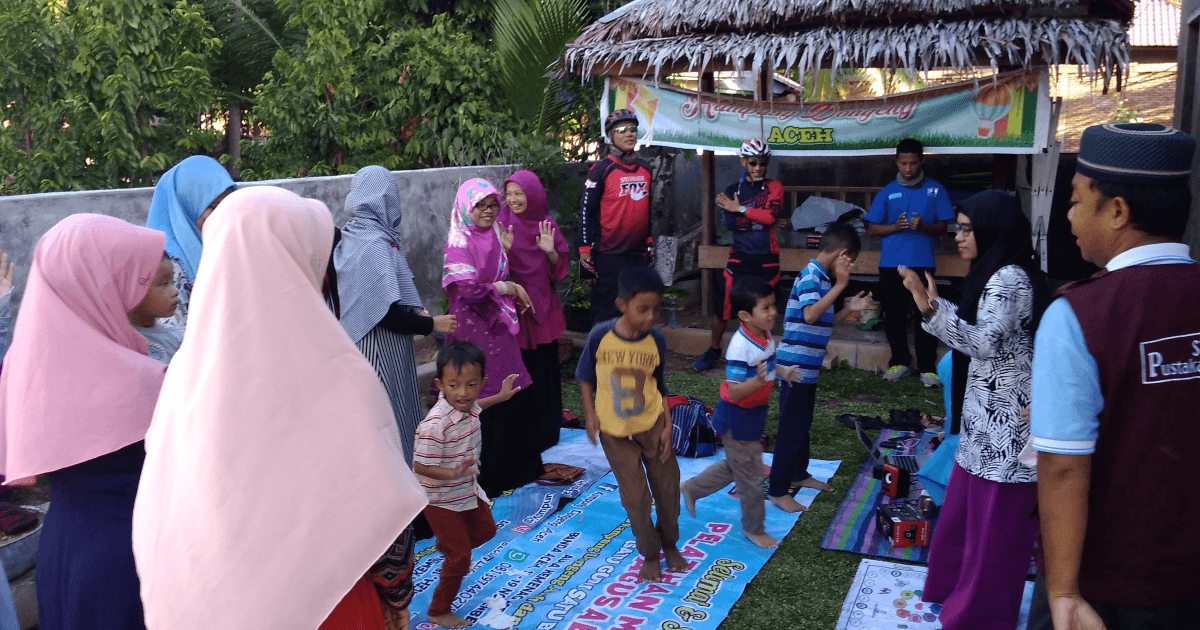 Gambar : Bunda Dayah bersama anak-anak